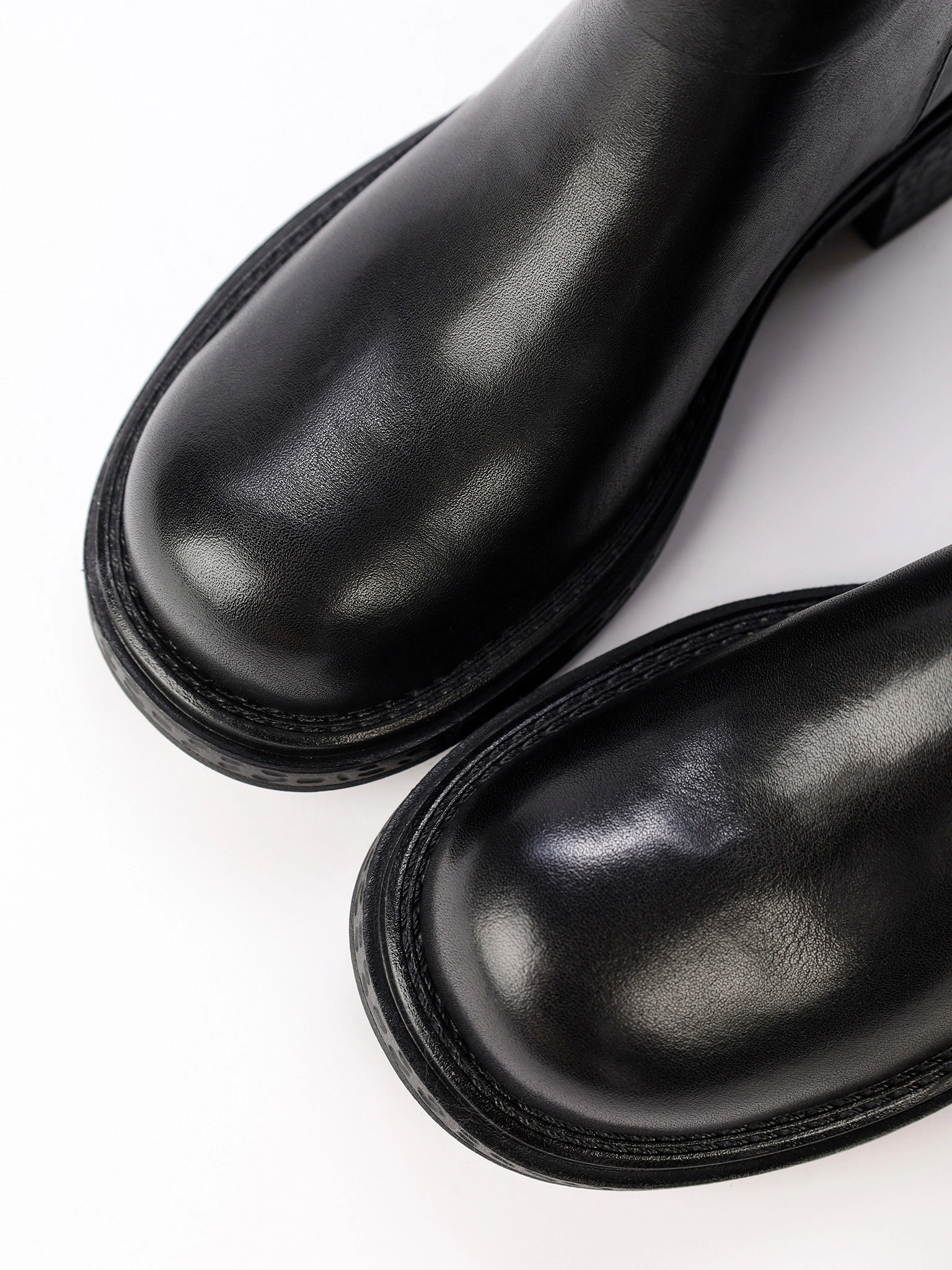 Ботинки черного цвета с декоративными ремешками на среднем каблуке
